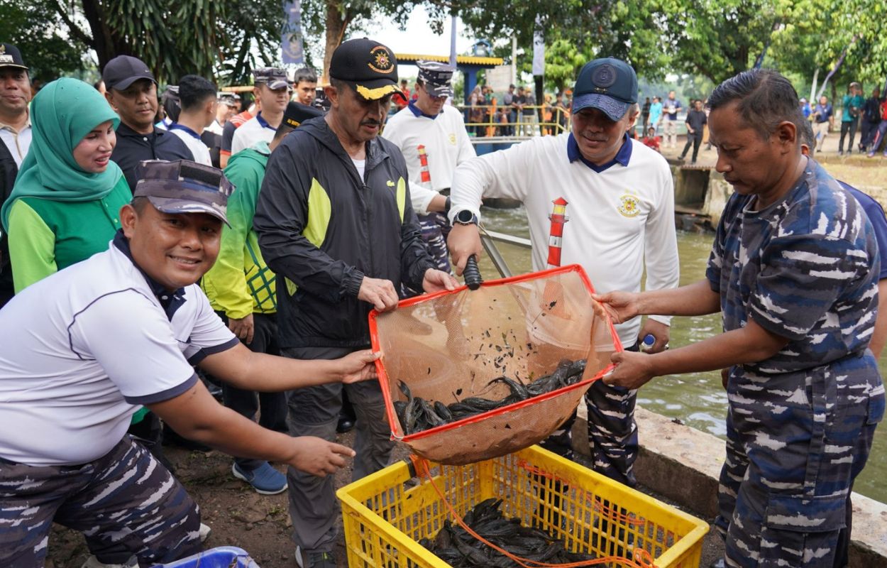 Pemkot-Jaksel-Bersama-Seskoal-Berantas-Ikan-Sapu-sapu-di-Setu-Babakan