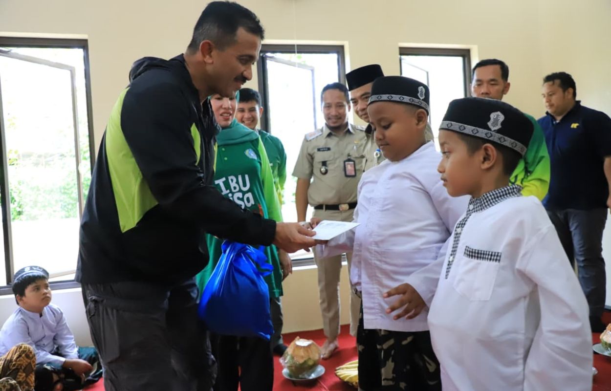 Walikota-M-Anwar-Berikan-Santunan-Pada-Anak-Yatim-dan-Piatu-di-Kelurahan-Cipulir