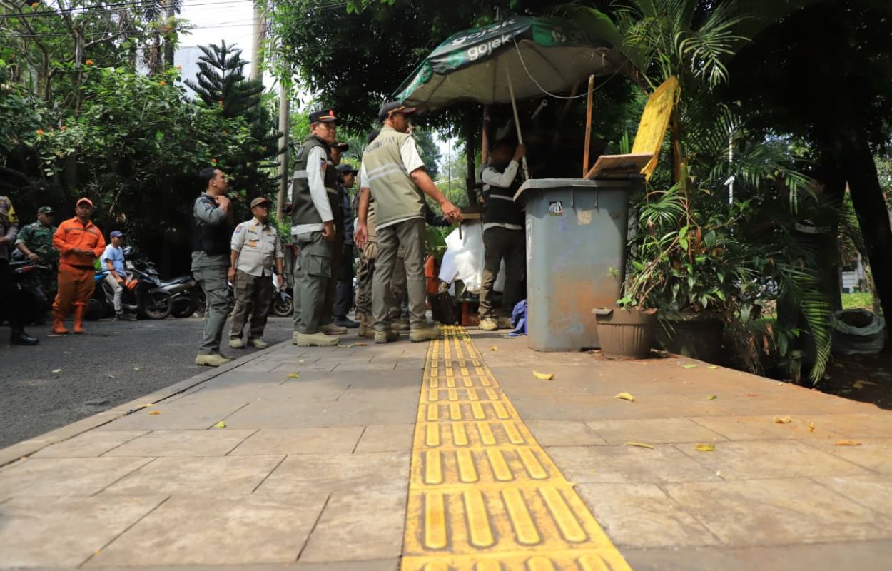 Kembalikan-Fungsi-Trotoar-Kecamatan-Kebayoran-Baru-Gelar-Bina-Tertib-Praja