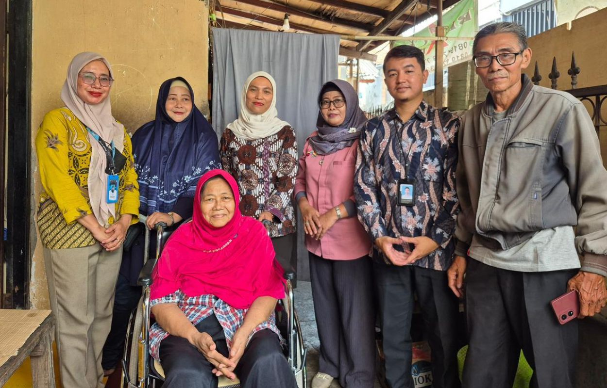 Empat-Warga-Petukangan-Selatan-Terima-Bantuan-Kursi-Roda