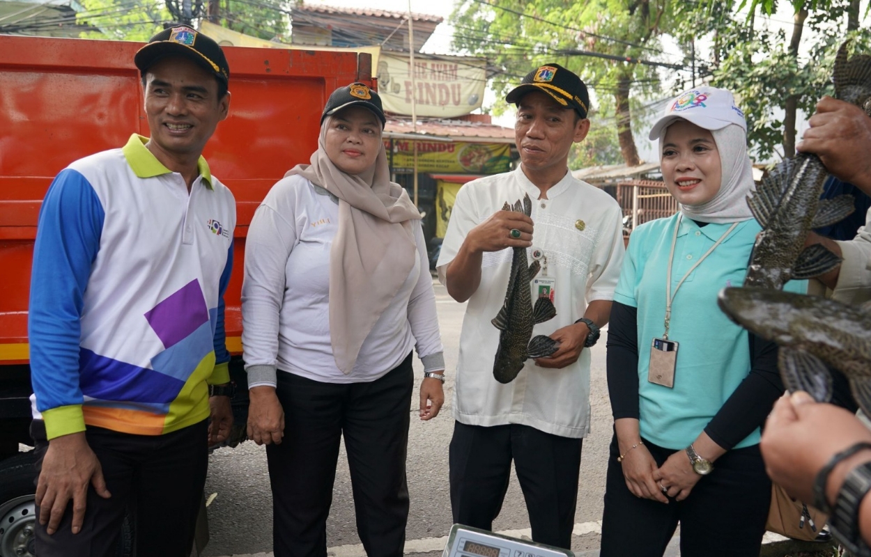 Puluhan-Kilogram-Ikan-Sapu-sapu-di-Kali-Baru-Barat-Dimusnahkan