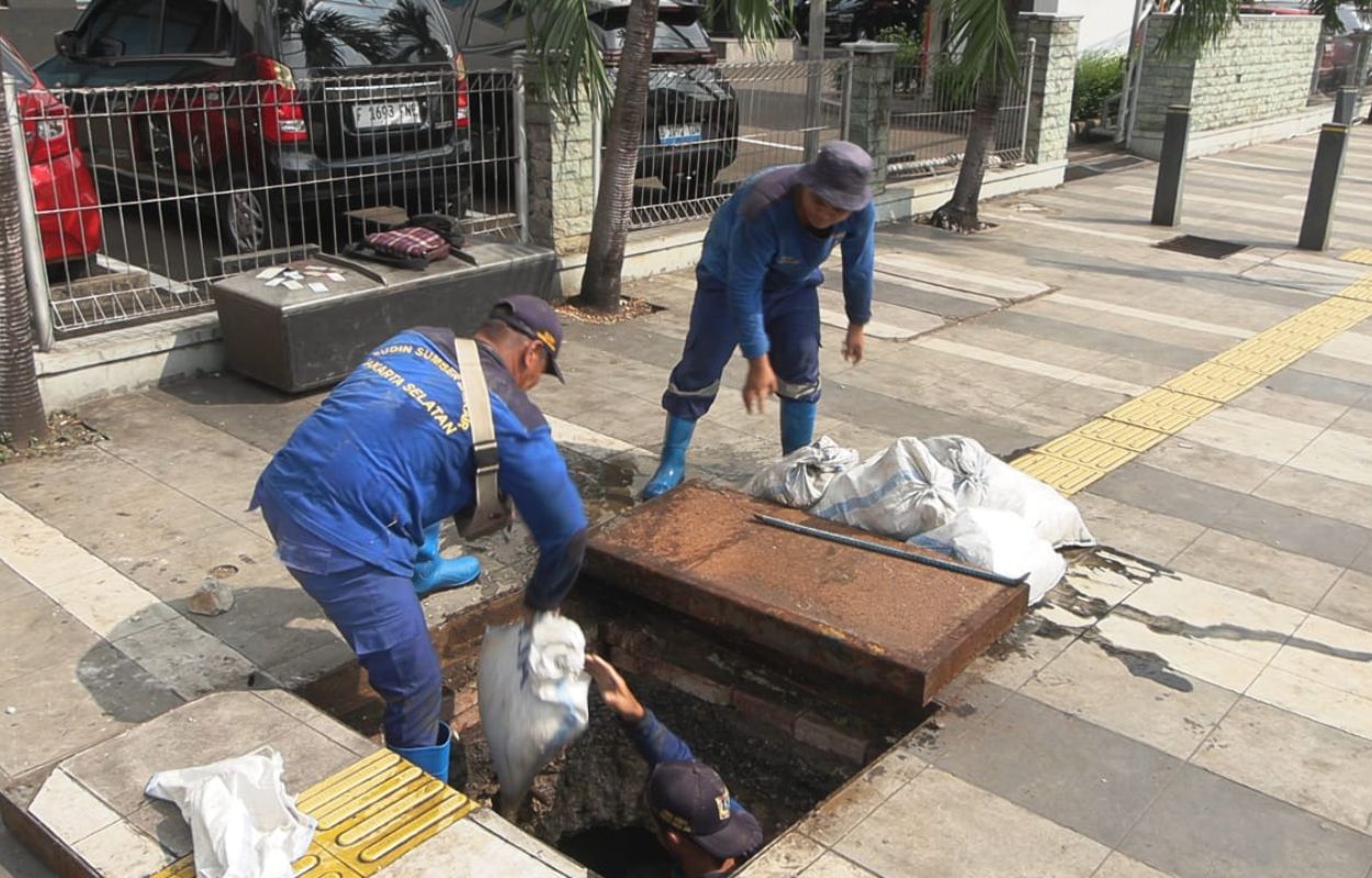 Saluran-Air-di-Jalan-Sultan-Hasanudin-dan-Palatehan-Melawai-Dikuras