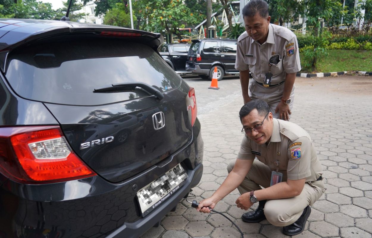 Puluhan-Kendaraan-Bermotor-Uji-Emisi-di-Kantor-Kecamatan-Tebet