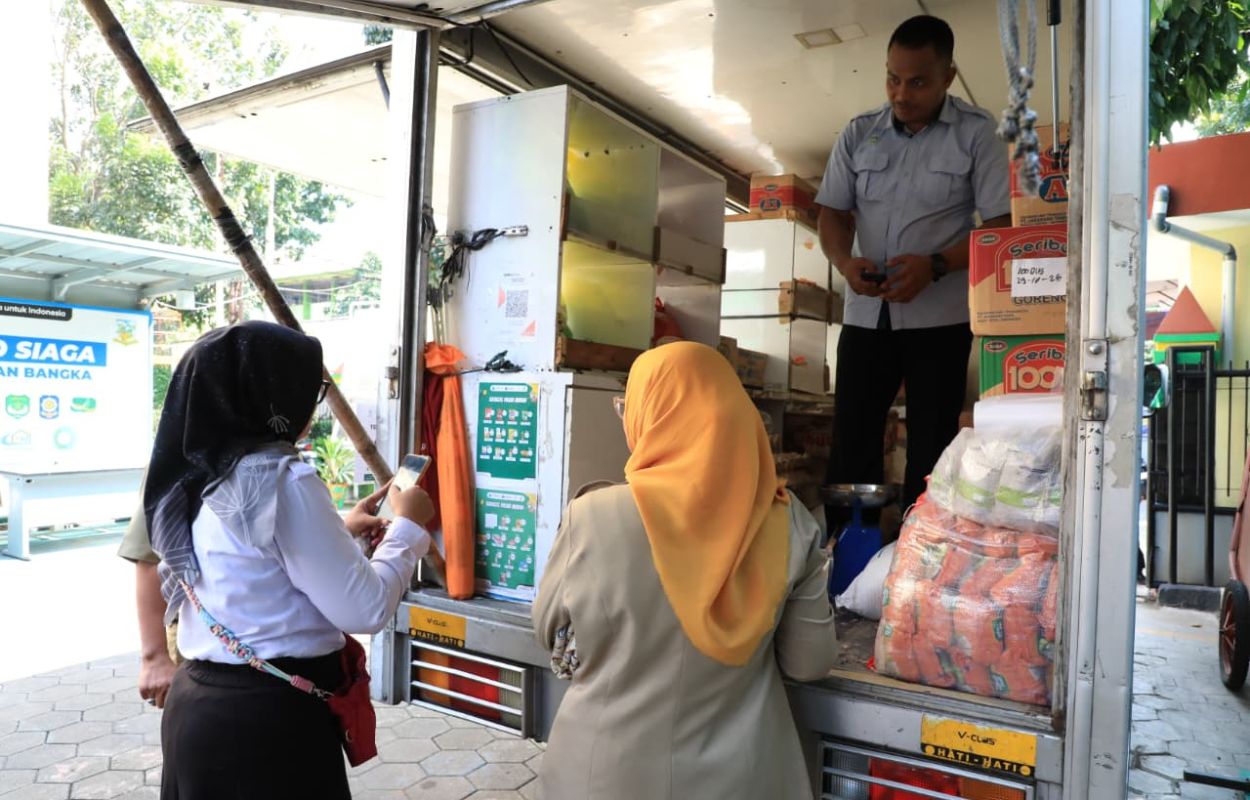 Warga-Kelurahan-Bangka-Antusias-Belanja-Sembako-di-Pasar-Murah
