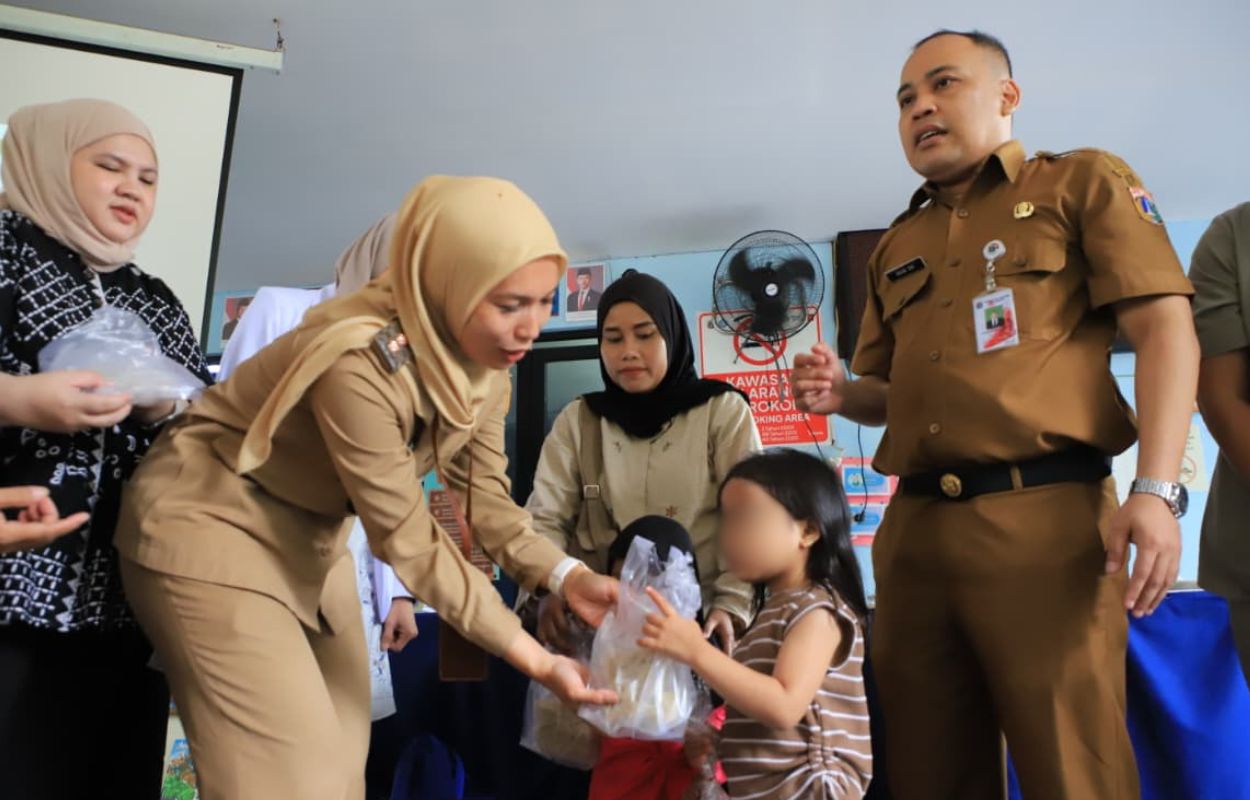 Anak-Stunting-di-Kramat-Pela-Terima-Makanan-Tambahan