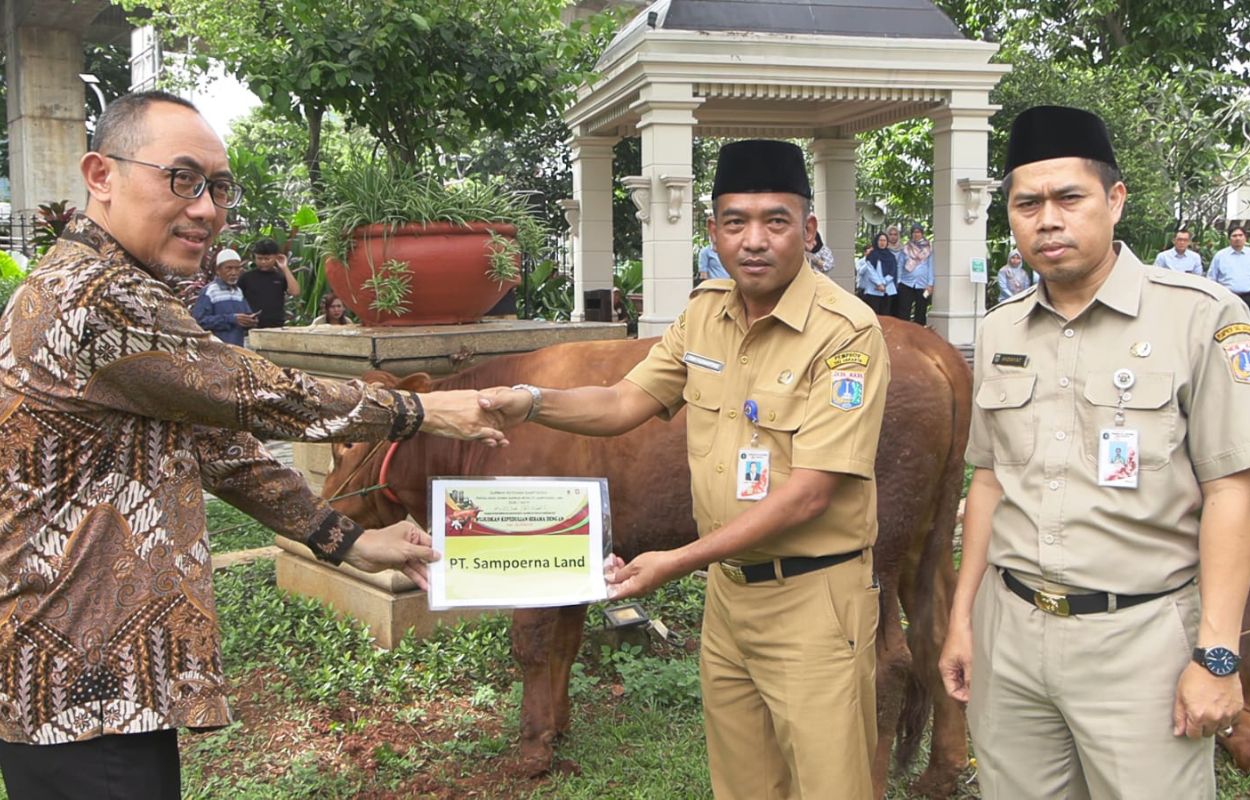 Pemerintah-Kota-Jakarta-Selatan-Terima-Bantuan-Hewan-Kurban-dari-PT-Sampoerna-Land
