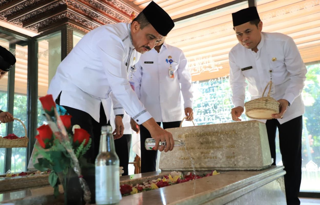 Walikota-M-Anwar-Ziarah-Ke-Makam-Bung-Hatta