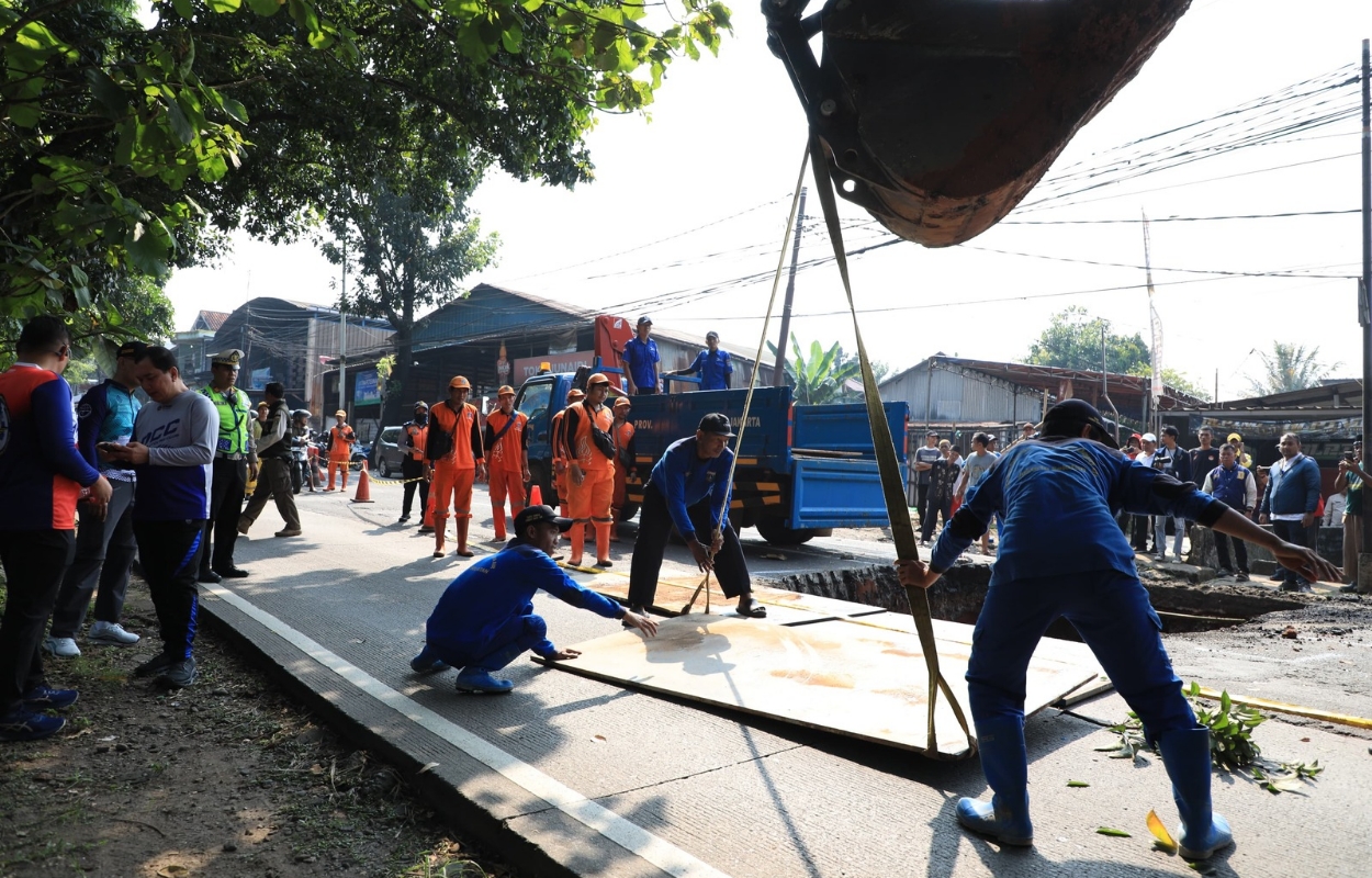 Jalan-Amblas-di-Jalan-Raya-Lenteng-Agung-Mulai-Ditangani