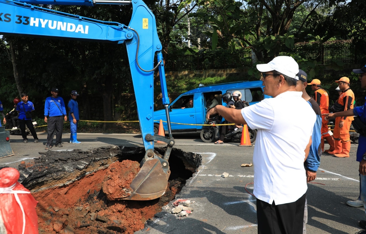 Perbaikan-Jalan-Amblas-di-Jalan-Raya-Lenteng-Agung-Ditargetkan-Selesai-Dua-Minggu