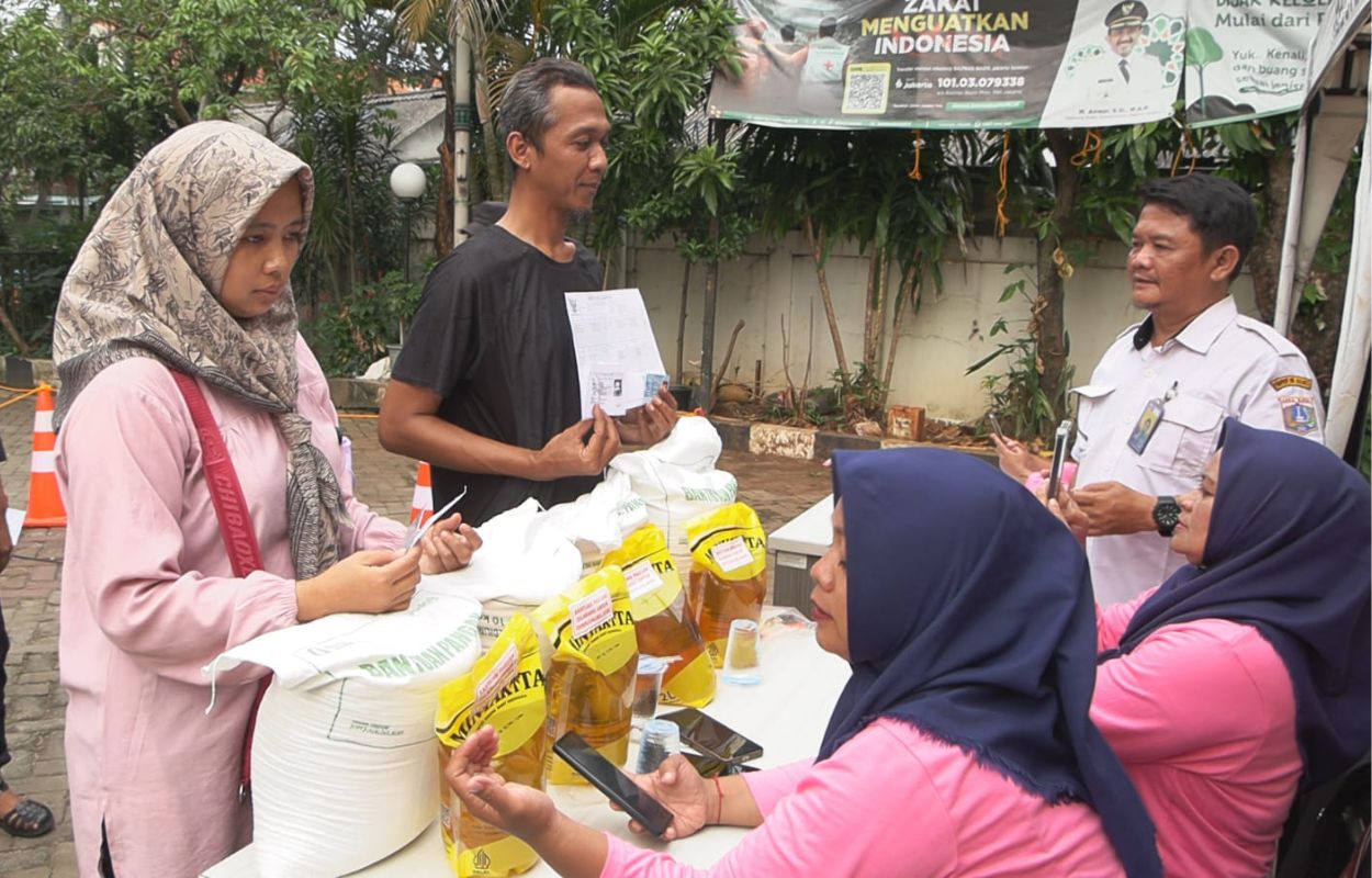 Ribuan-Warga-Grogol-Selatan-Terima-Bantuan-Beras-dan-Minyak-Goreng