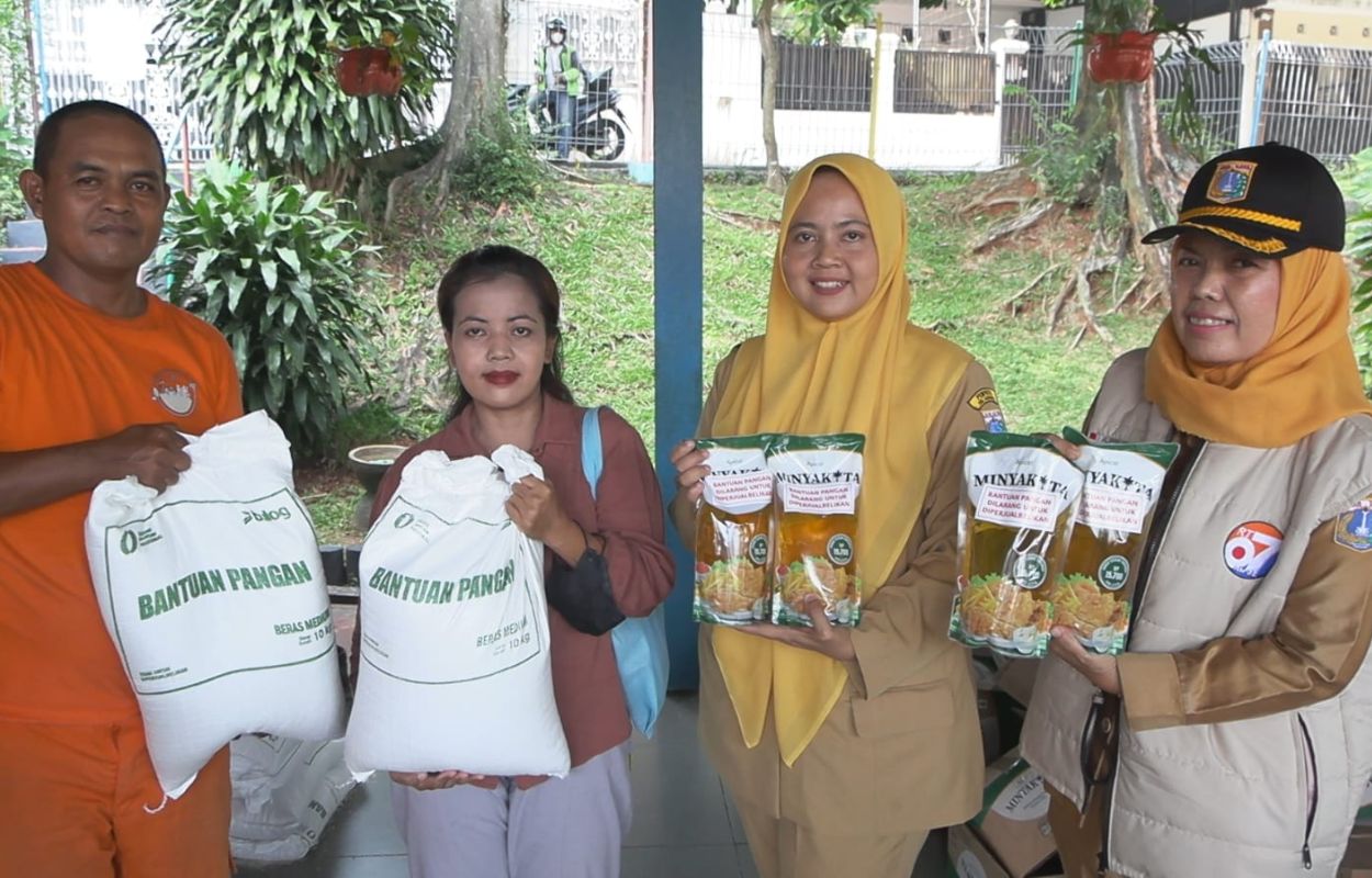 2365-Warga-Pondok-Pinang-Terima-Bantuan-Pangan