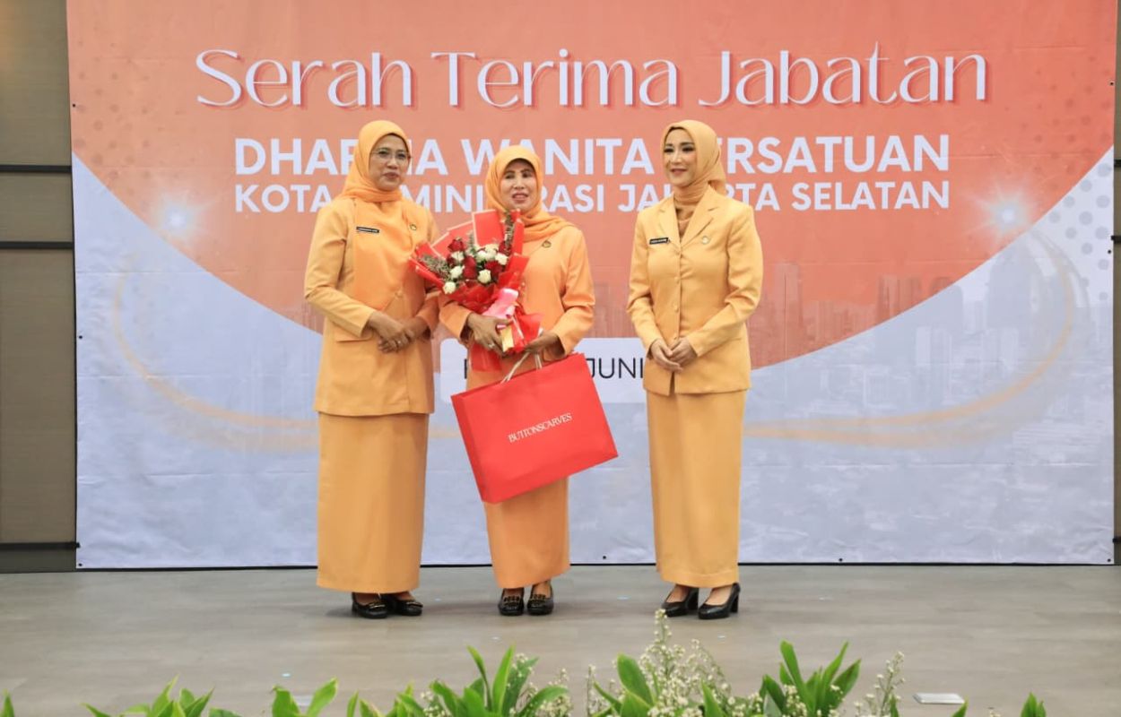 Serah-Terima-Jabatan-Ketua-DWP-Jaksel-dari-Diah-Anwar-kepada-Azizah-Syafrin