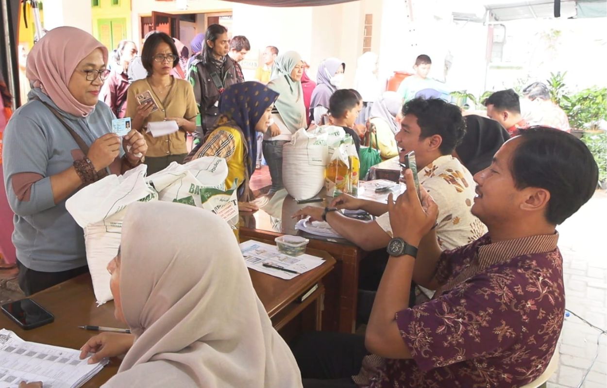 2123-Warga-Cipulir-Terima-Bantuan-Pangan