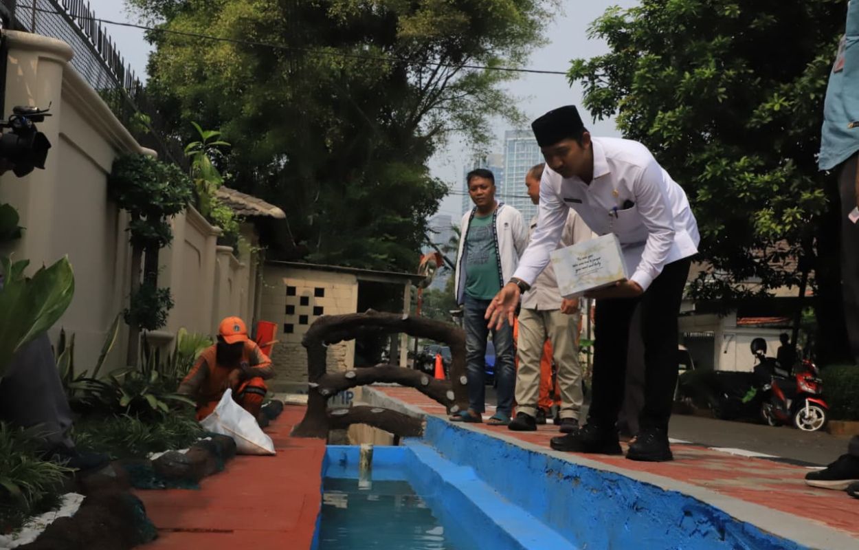 Kelurahan-Pela-Mampang-Bangun-Taman-dan-Kolam-Gizi-di-Jalan-Bank-Raya-II