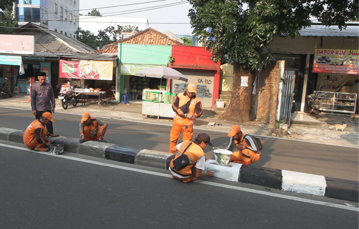 Kelurahan-Pondok-Pinang-Cat-Ulang-Kanstin-di-Sejumlah-Ruas-Jalan