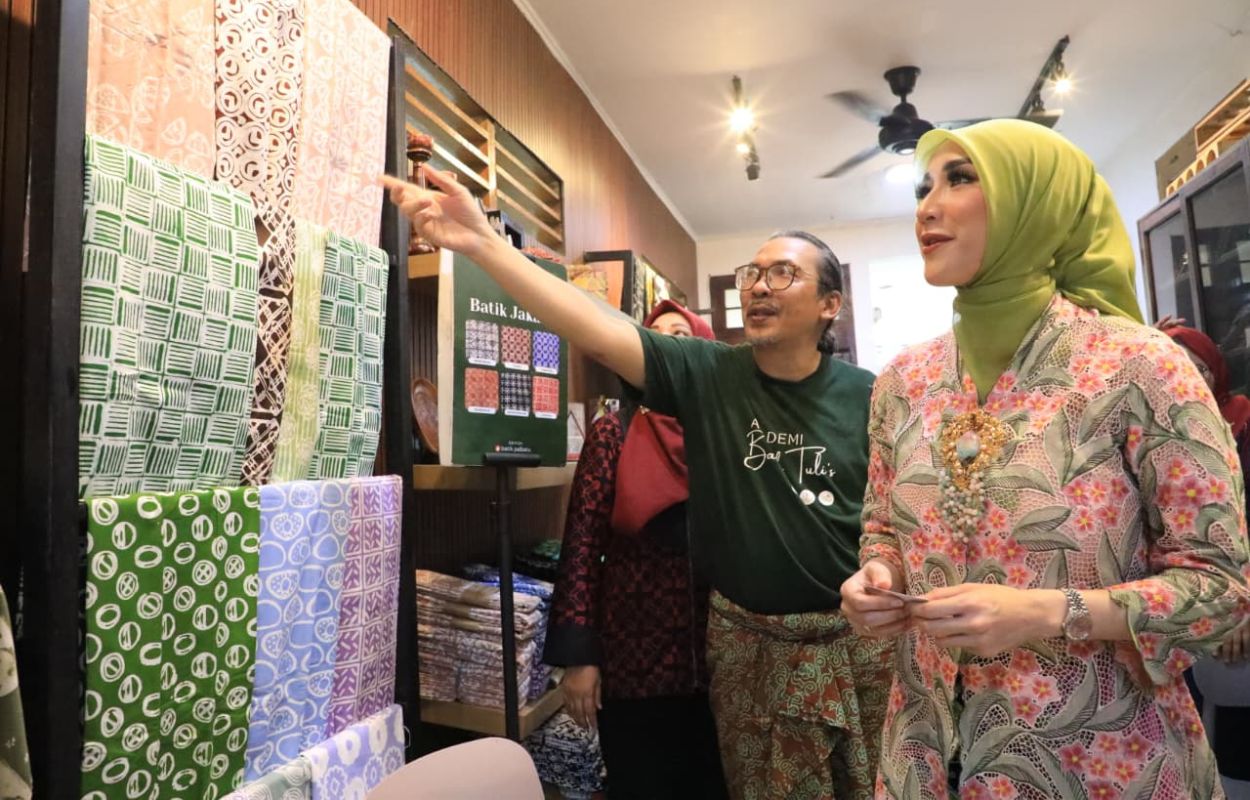 Ingin-Kembangkan-Batik-di-Jaksel-Ketua-TP-PKK-Kunjungi-Perajin-Batik