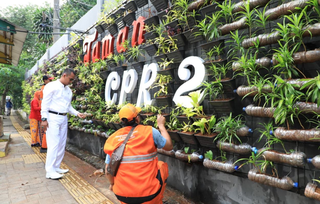 Kelurahan-Pejaten-Barat-Bangun-Vertical-Garden-di-Jalan-Tutty-Alawiyah