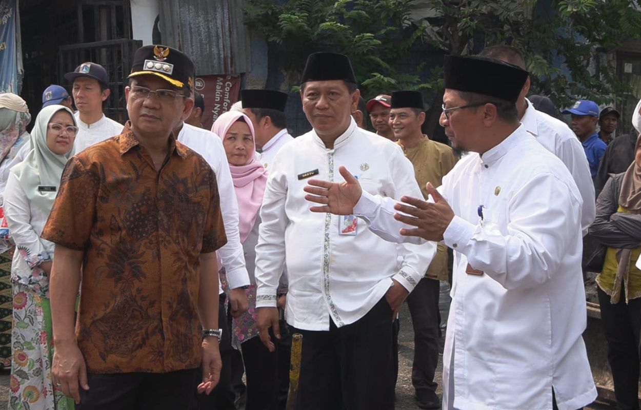 Walikota-Syafrin-Tinjau-Lokasi-Genangan-di-Jalan-Muchtar-Raya-Petukangan-Utara