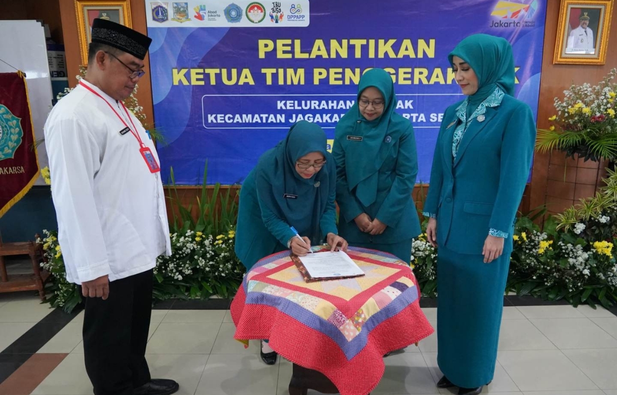 Ketua-TP-PKK-Jaksel-Saksikan-Pelantikan-Ketua-TP-PKK-Kelurahan-Cipedak