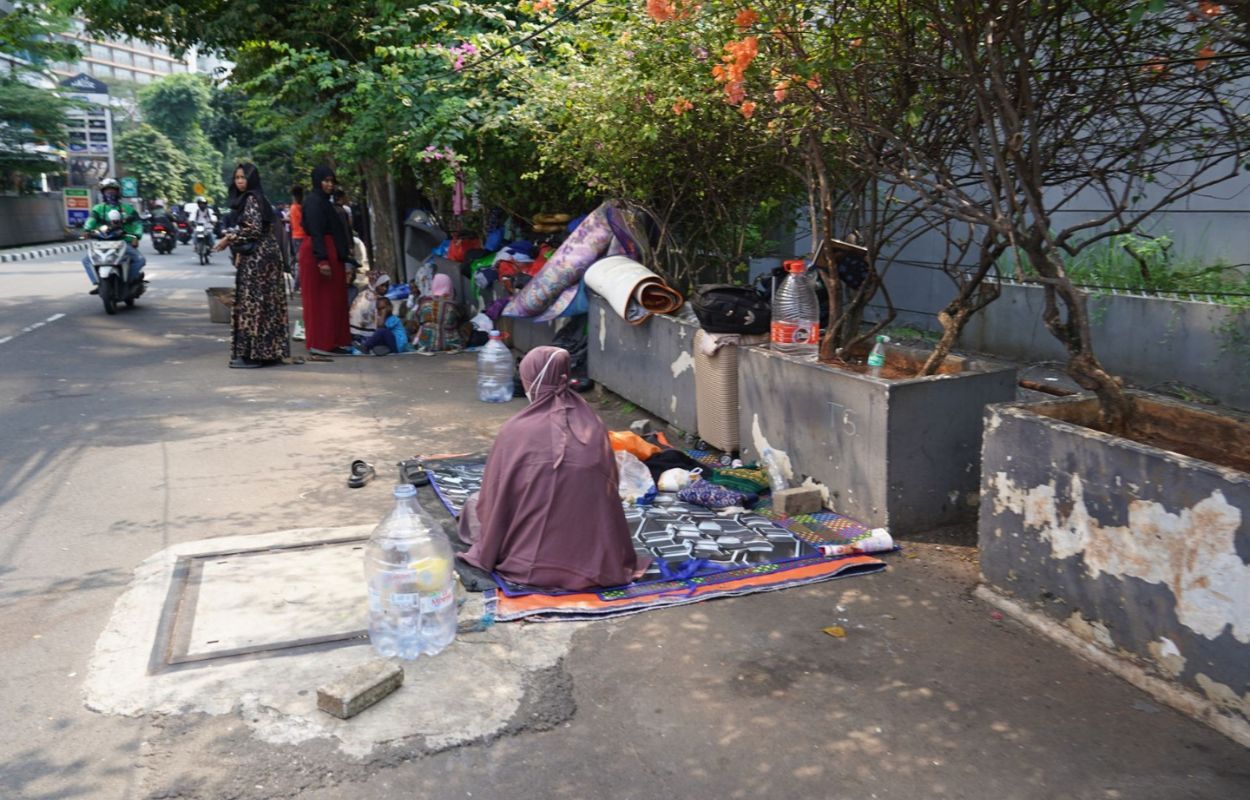Pemkot-Jaksel-Tertibkan-Pengungsi-WNA-yang-Tinggal-di-Trotoar-Depan-Kantor-UNHCR