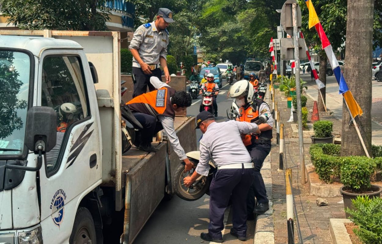 Sudinhub-Jaksel-Kembali-Tertibkan-Parkir-Liar-di-Jalan-Darmawangsa