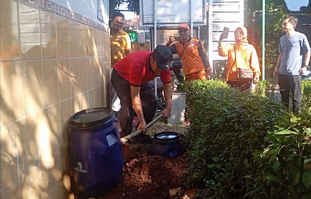 Atasi-Sampah-Kecamatan-Mampang-Prapatan-Buat-150-Lubang-Biopori