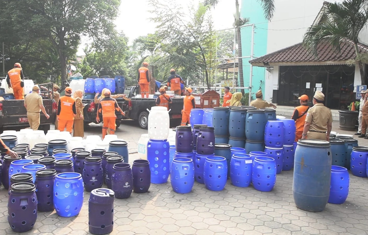 Sukseskan-Pilah-Sampah-Kecamatan-Kebayoran-Lama-Bagikan-349-Tong-Biopori