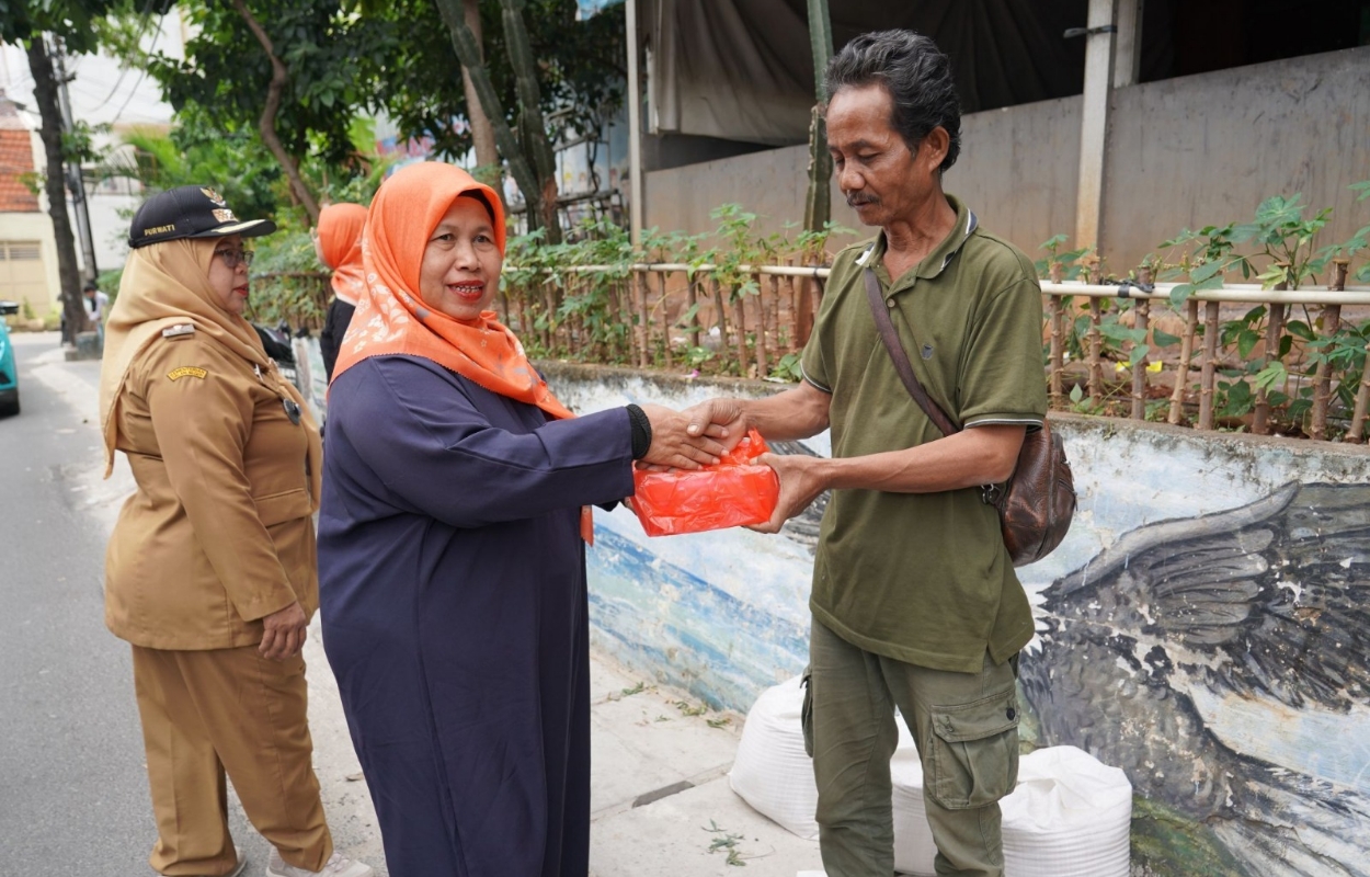 Puluhan-Makanan-Siap-Saji-Dibagikan-Untuk-Warga-yang-Membutuhkan-di-Karet-Semanggi