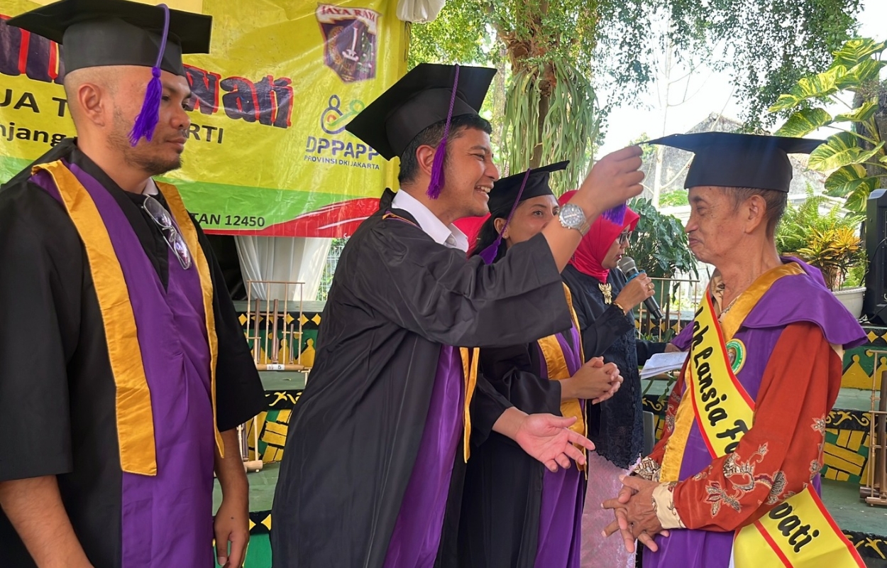 70-Lansia-Fatmawati-Diwisuda