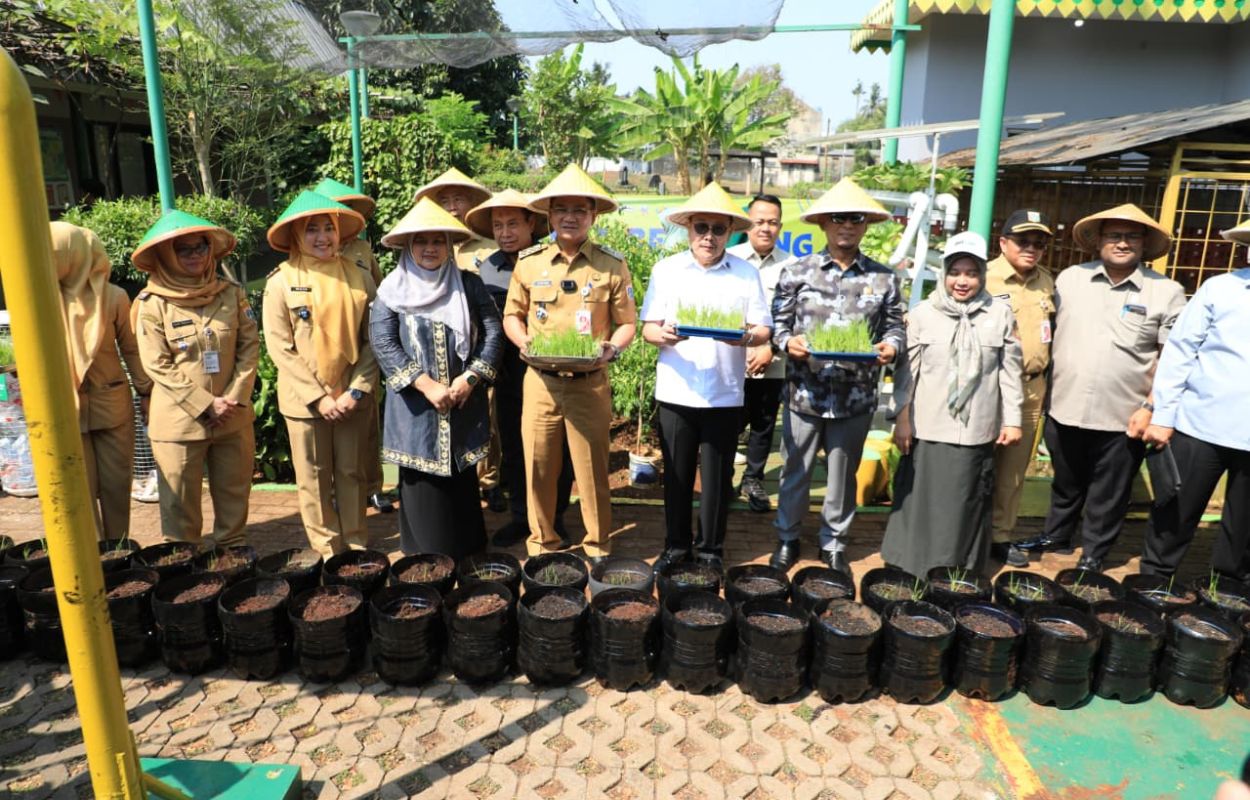 Jajaran-Pemkot-Jaksel-dan-DPRD-DKI-Tanam-Padi-di-1200-Galon-Bekas