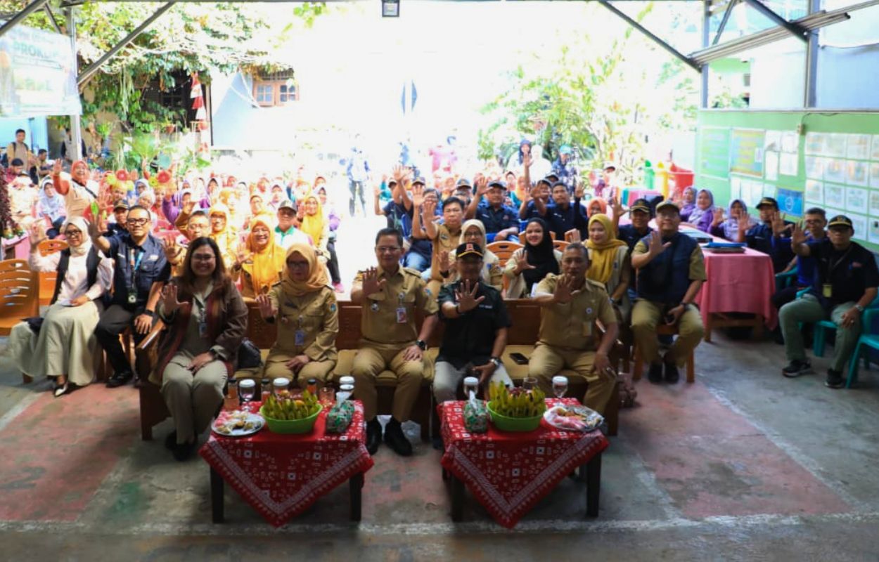 Walikota-Syafrin-Dampingi-Tim-Verlap-Proklim-Sambangi-RW-05-Ragunan