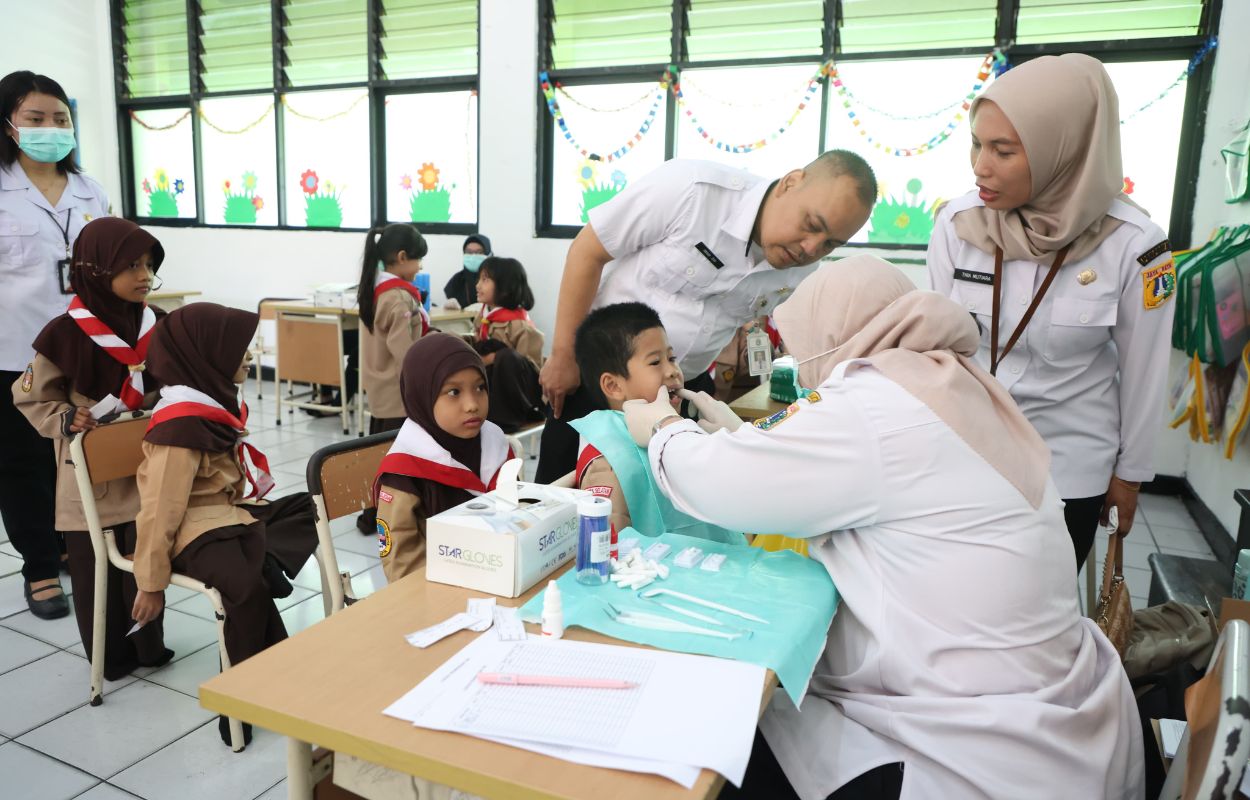 Ratusan-Pelajar-SDN-Kramat-Pela-07-Ikuti-Imunisasi-dan-Cek-Kesehatan