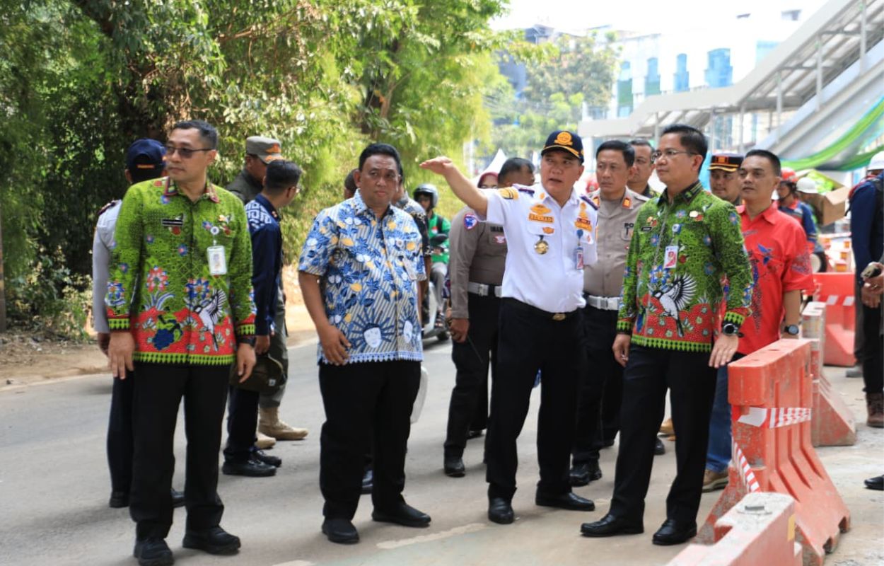 Walikota-Syafrin-Tinjau-Kesiapan-Sarana-Penunjang-Sekitar-Stasiun-LRT-Manggarai