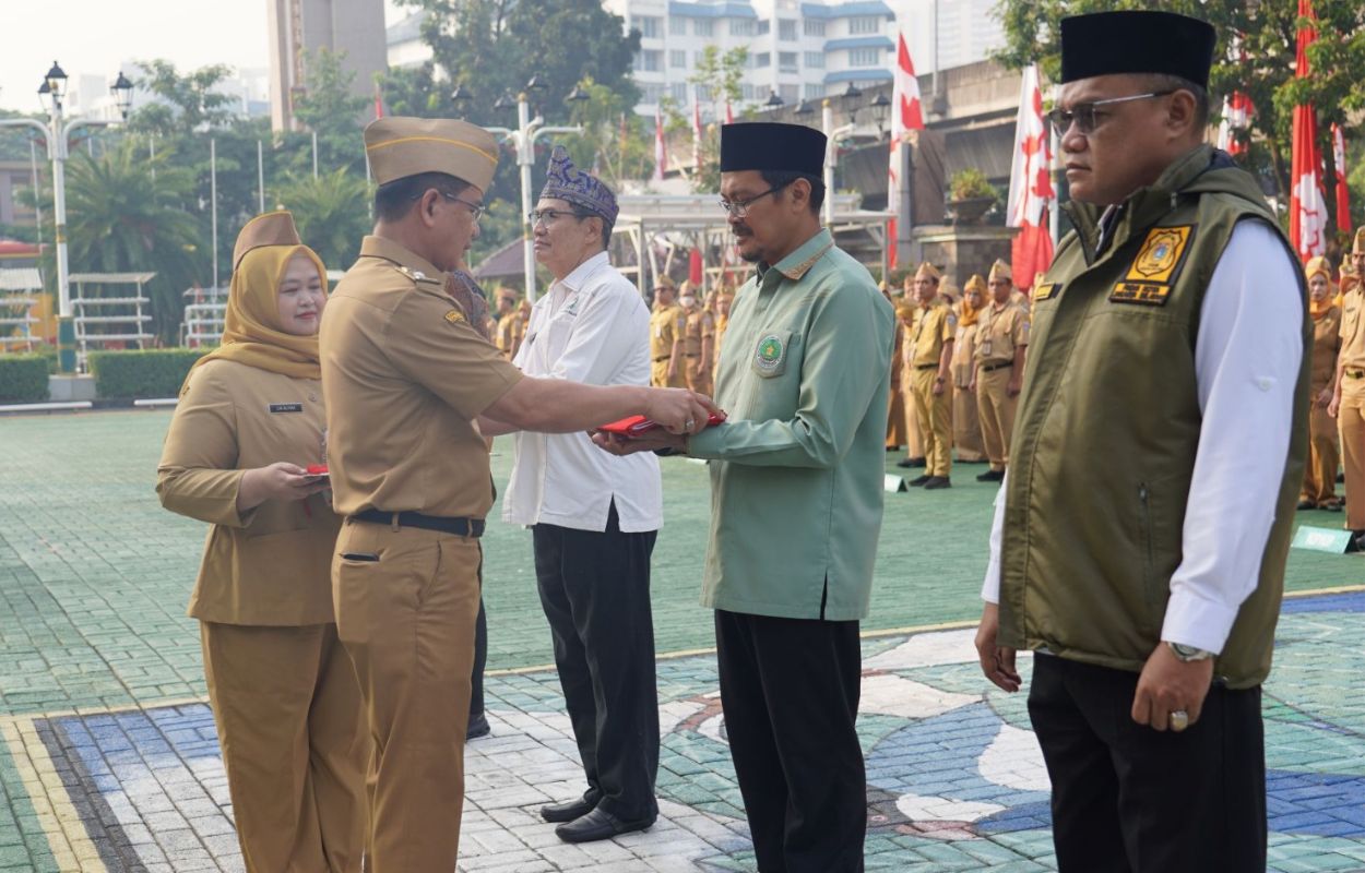 Semarakkan-HUT-Ke-81-RI-Walikota-Syafrin-Galakkan-Gerakan-Pembagian-Bendera-Merah-Putih