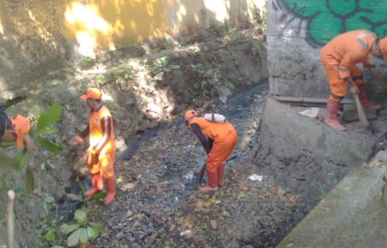Bersiap-Hadapi-Musim-Hujan-Kelurahan-Gunung-Bersihkan-Saluran-Air