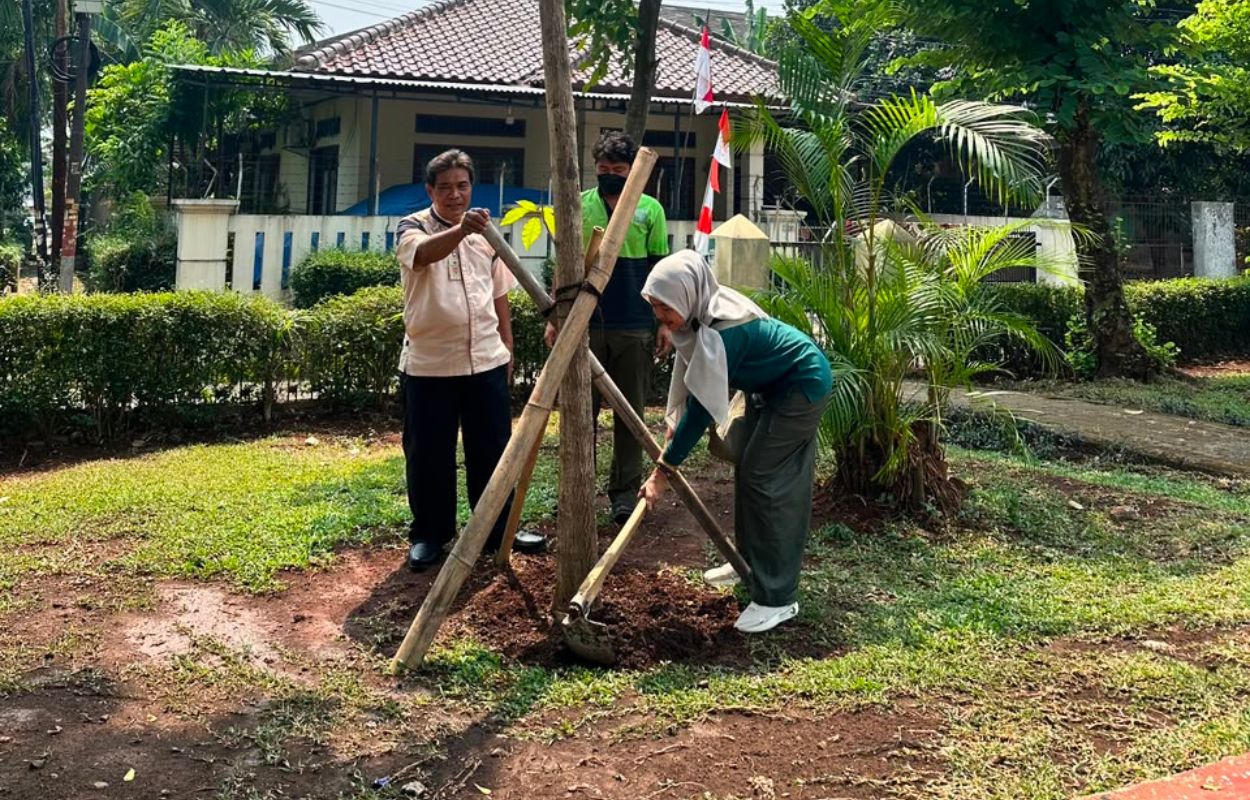 Sudin-Tamhut-Jaksel-Lakukan-Penghijauan-di-Kebayoran-Lama-Utara