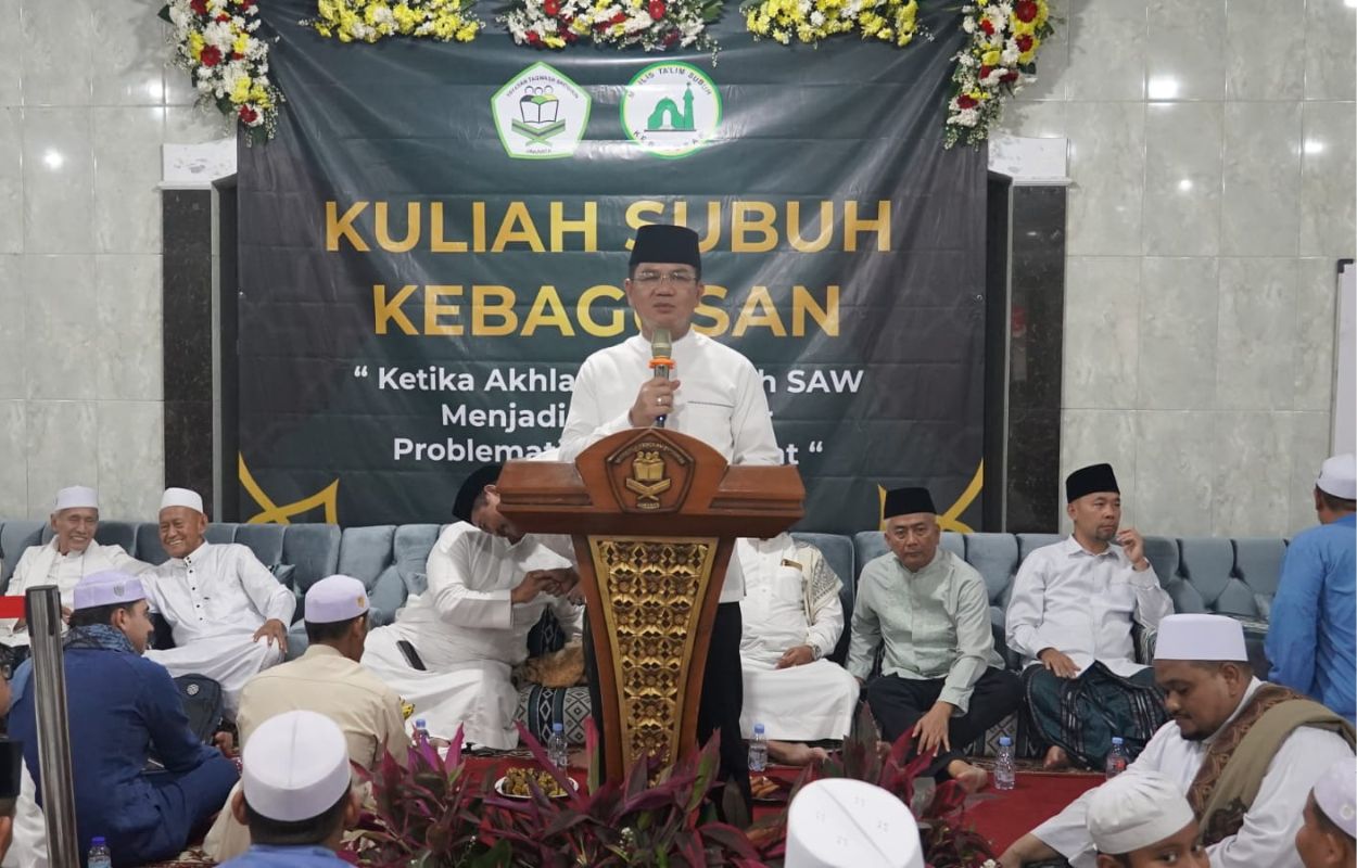 Walikota-Syafrin-Hadiri-Kuliah-Subuh-Gabungan-di-Kelurahan-Kebagusan