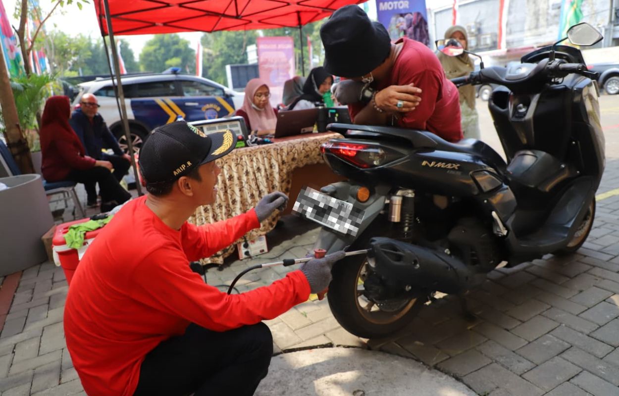 Sudin-LH-Uji-Emisi-102-Kendaraan-Bermotor-di-Kantor-Kecamatan-Mampang-Prapatan
