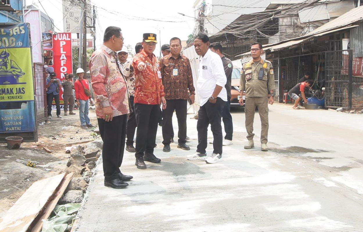 Walikota-Syafrin-Tinjau-Pembangunan-Jalan-dan-Drainase-di-Jalan-Muchtar-Raya