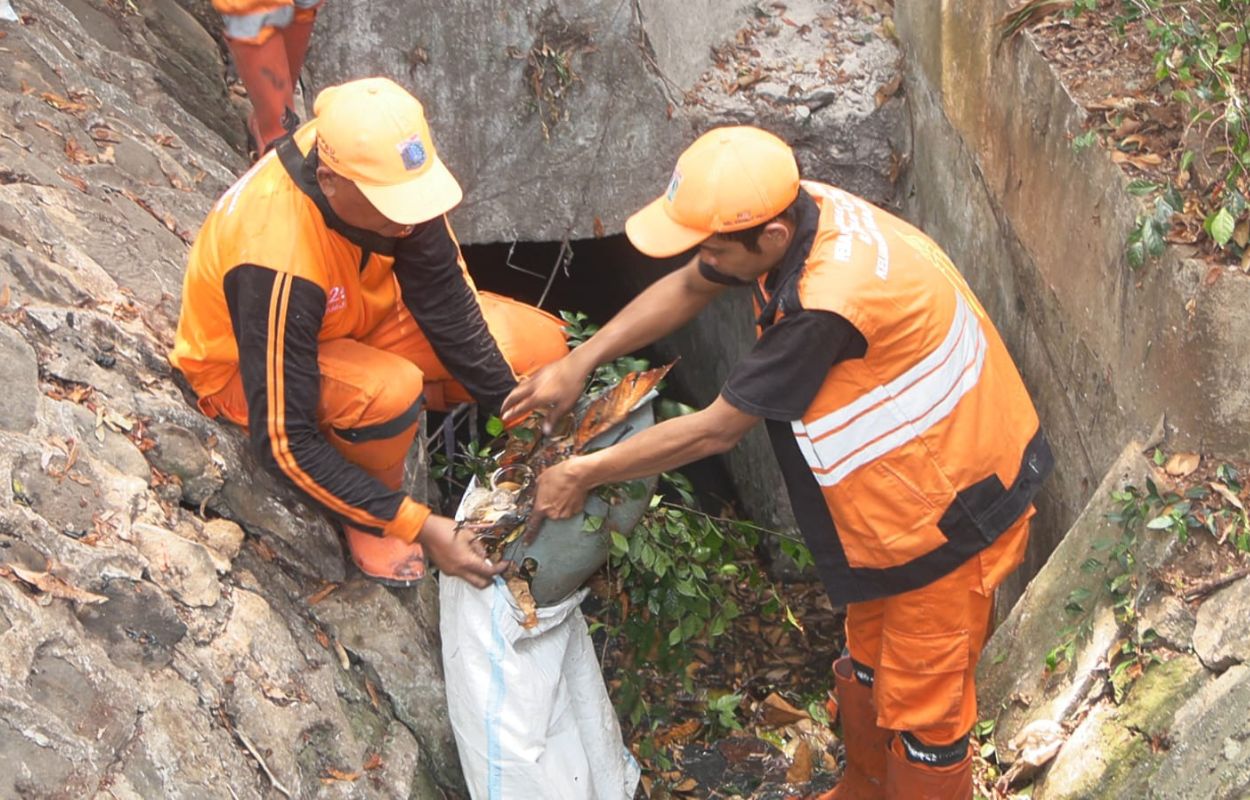 Petugas-Gabungan-Bersihkan-Saluran-Phb-di-Jalan-Langsat-Kramat-Pela