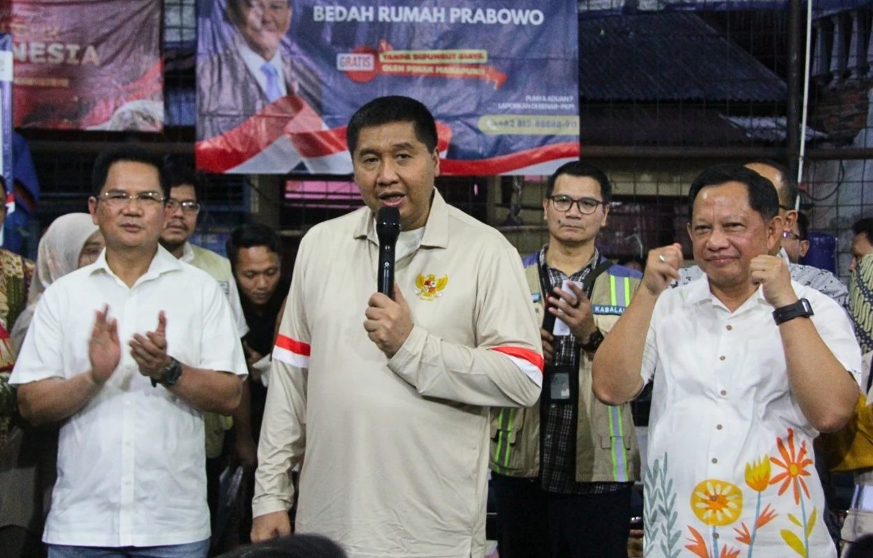 Walikota-Syafrin-Dampingi-Menteri-PKP-dan-Mendagri-Tinjau-Lokasi-Bedah-Rumah-di-Bukit-Duri