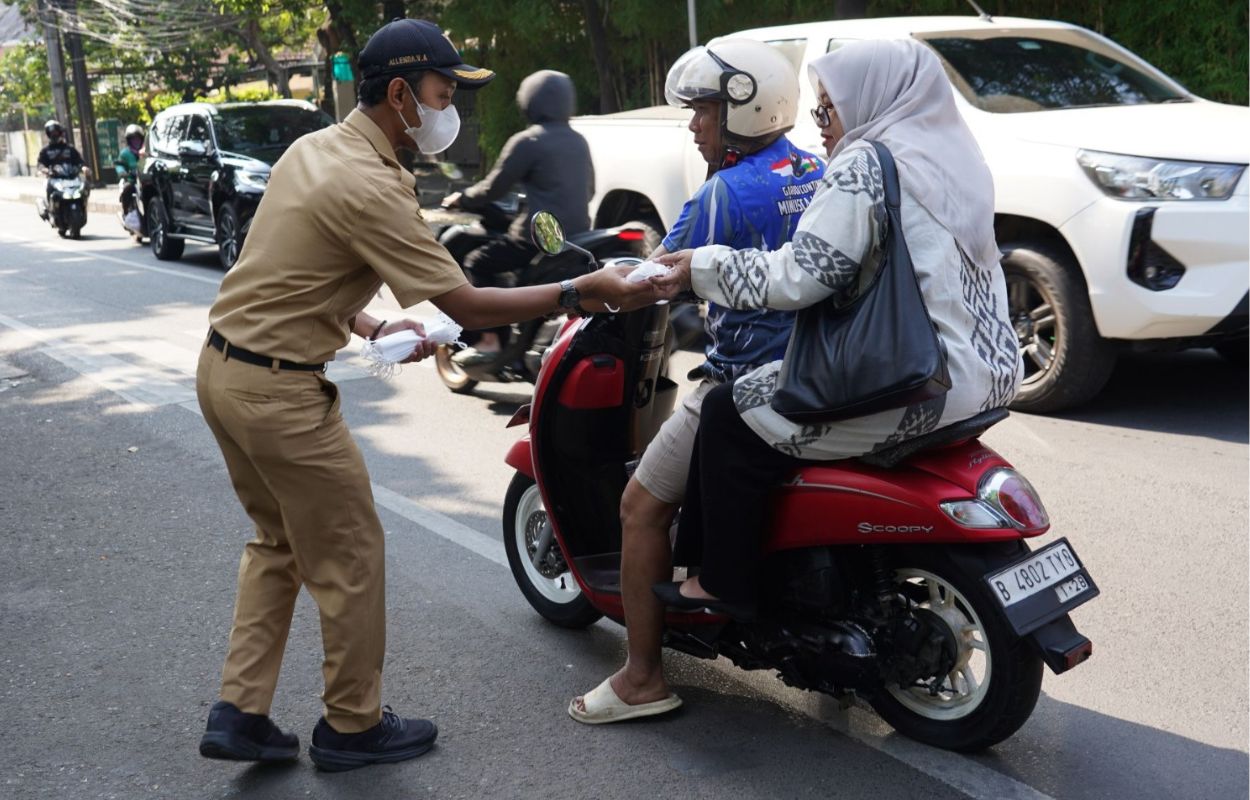 Kelurahan-Tebet-Barat-Bagikan-150-Masker-Antisipasi-Dampak-Abu-Vulkanik