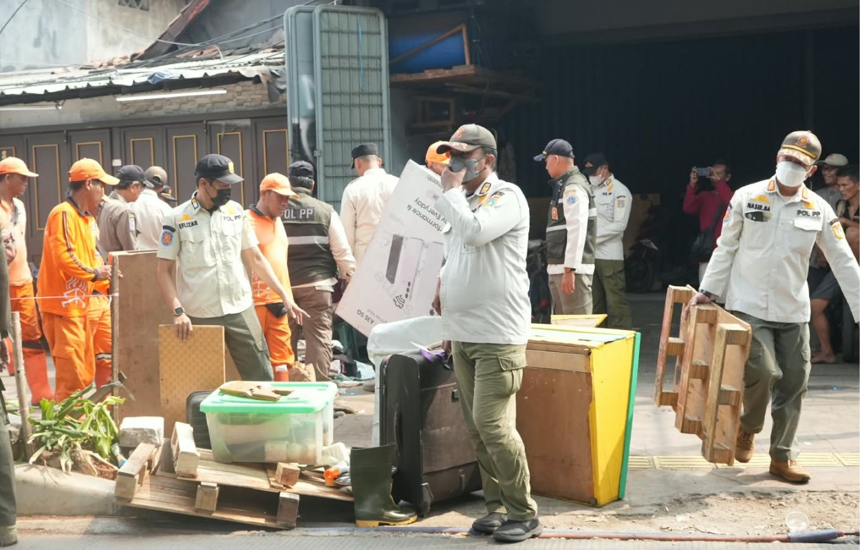 Berjualan-di-Atas-Trotoar-Puluhan-PKL-di-Kebayoran-Lama-Utara-Ditertibkan