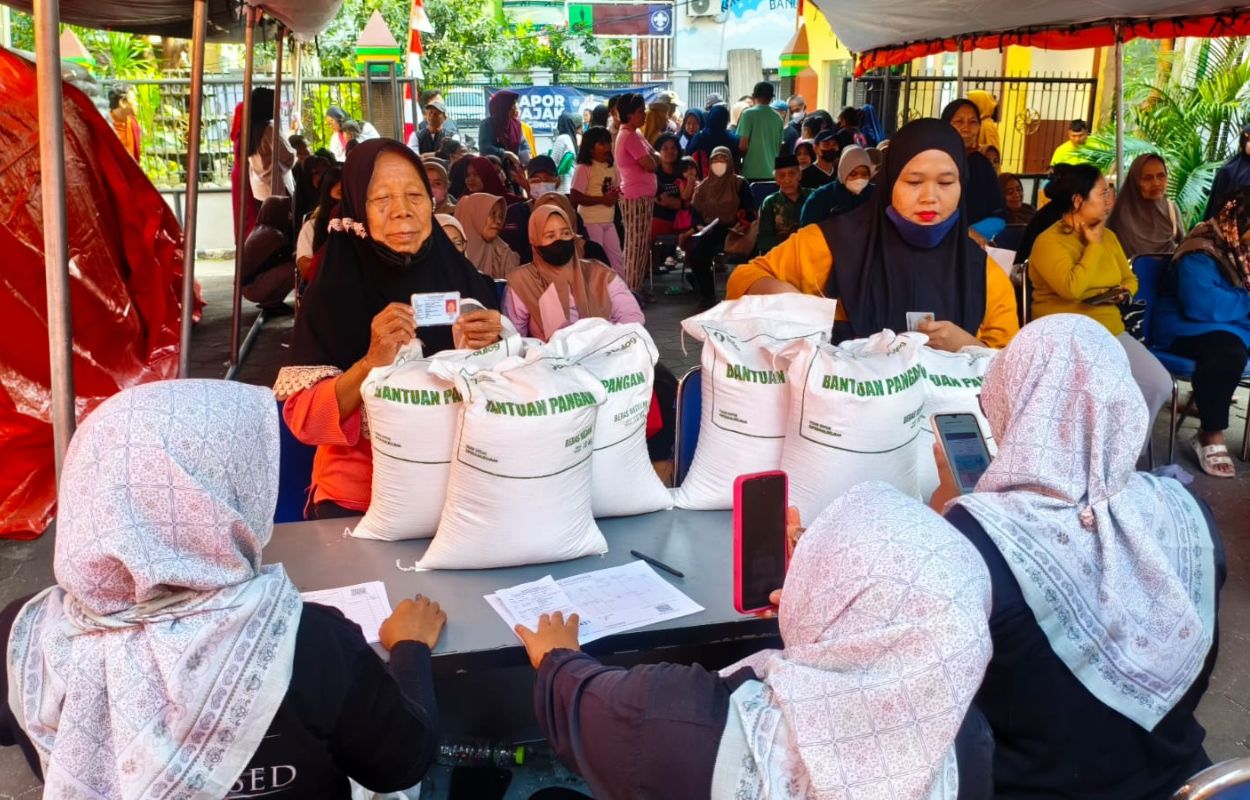 Kelurahan-Bangka-Distribusikan-Bantuan-Pangan-Beras