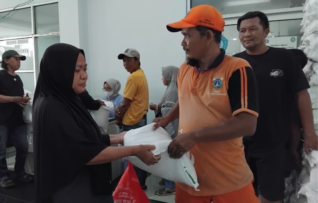 6531-KPM-di-Kelurahan-Pasar-Manggis-Terima-Bantuan-Pangan