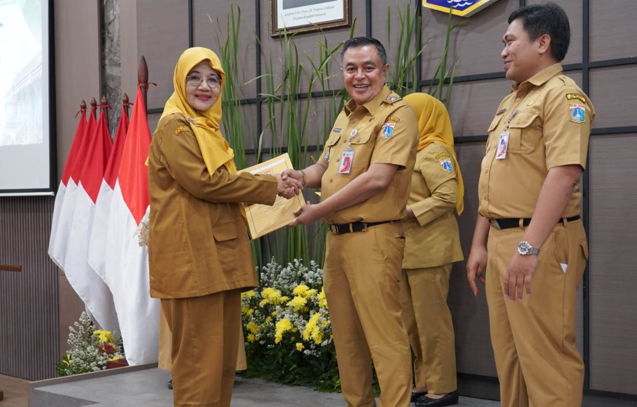 Wakil-Walikota-Jaksel-Serahkan-SK-Pensiun-Pada-23-PNS