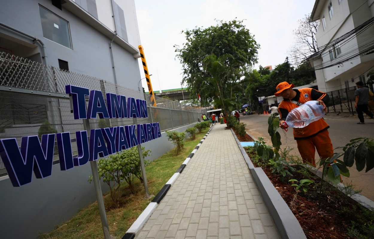 Kelurahan-Kuningan-Barat-Bangun-Taman-dan-Trotoar-di-Jalan-Wijaya-Karta