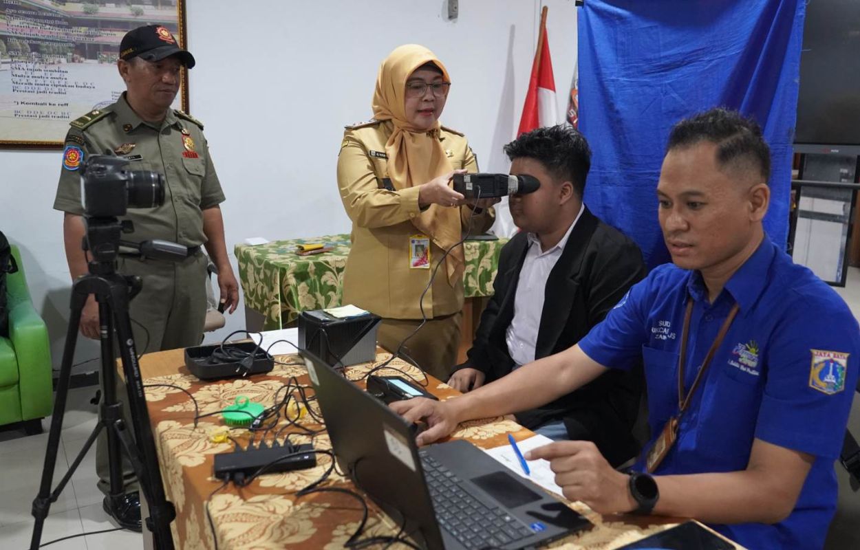 Sudin-Dukcapil-Jaksel-Jemput-Bola-Layanan-Adminduk-di-SMAN-79-Jakarta
