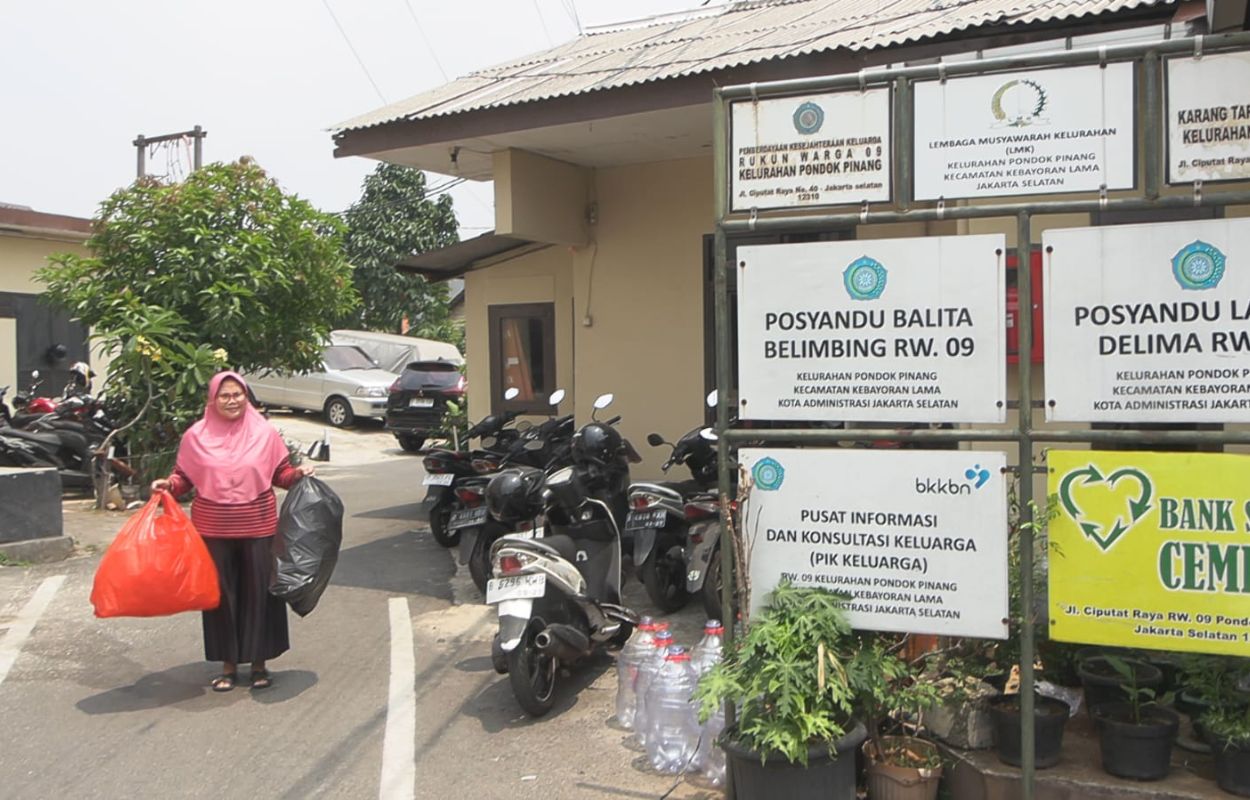 Dukung-Pilah-Sampah-Warga-Antusias-Setor-Sampah-Anorganik-ke-Bank-Sampah
