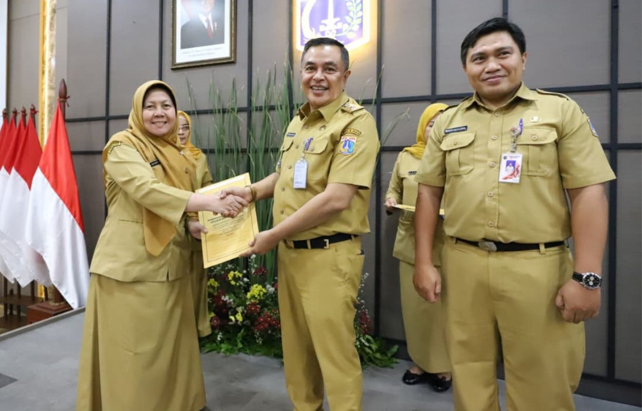 29-PNS-di-Lingkungan-Kota-Jaksel-Terima-SK-Pensiun